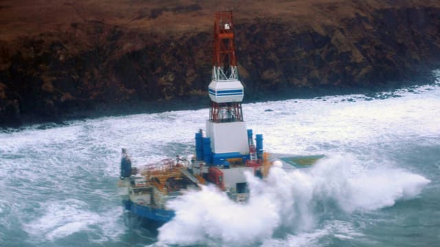 Die Shell-Ölbohrinsel «Kulluk» liegt nahe der Küste der Kodiak-Inseln auf Grund. (keystone) Die Shell-Ölbohrinsel «Kulluk» liegt nahe der Küste der Kodiak-Inseln auf Grund. (keystone)