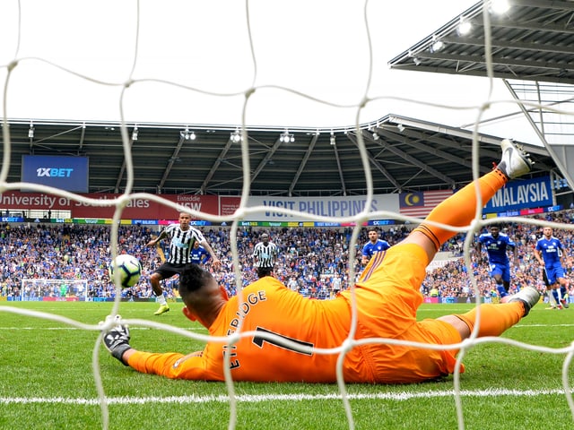 Etheridge pariert den Last-Minute-Penalty von Newcastles Kenedy. Etheridge pariert den Last-Minute-Penalty von Newcastles Kenedy.