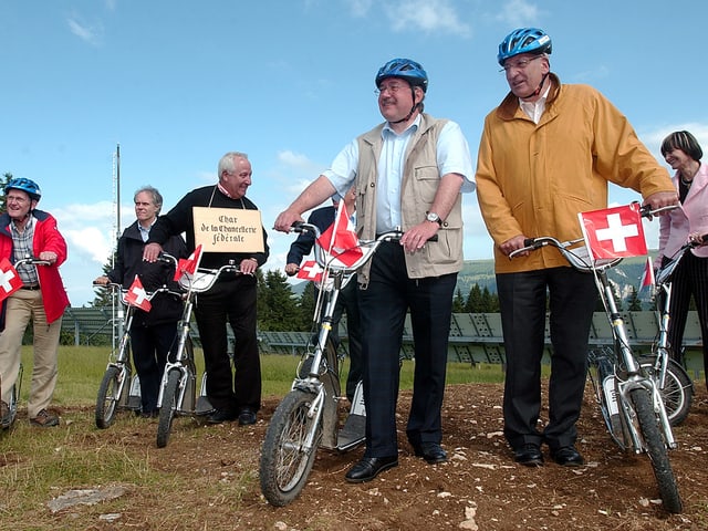 Gruppenbild des Bundesrates. Alle mit Trottinet, einige tragen Velohelme.