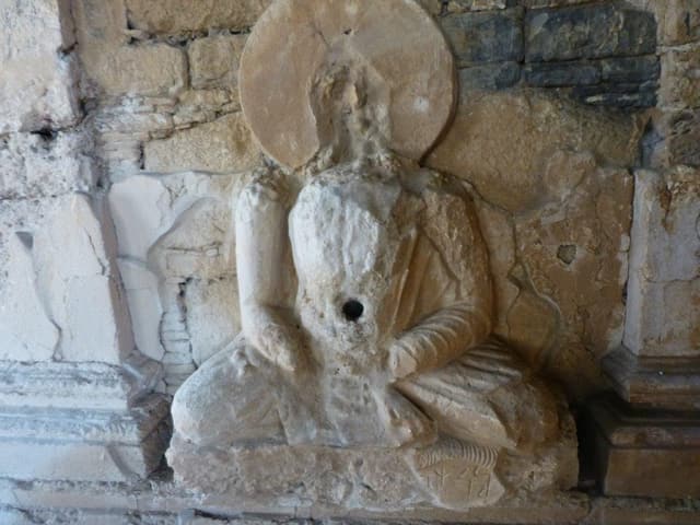 Kaputte Steinfigur eines Buddha Kaputte Steinfigur eines Buddha