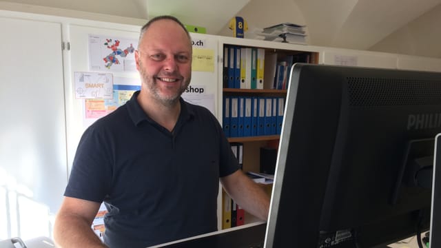 Mann vor PC Mann vor PC