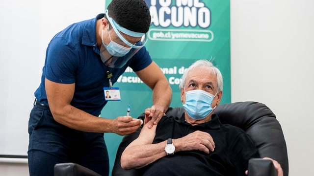 Präsident Sebastián Piñera erhält die Impfung von einer Pflegeperson. Präsident Sebastián Piñera erhält die Impfung von einer Pflegeperson.