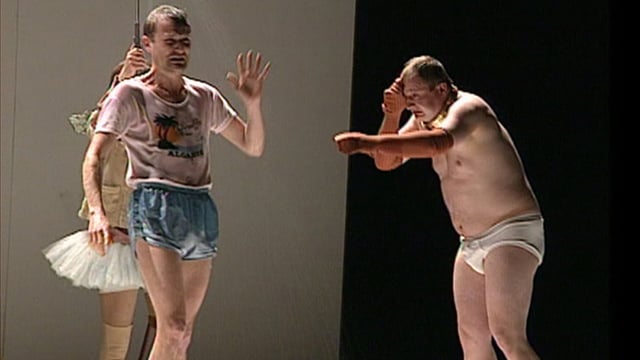 Leichtbekleidete Menschen stehen auf der Theaterbühne. Leichtbekleidete Menschen stehen auf der Theaterbühne.
