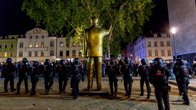 Erdogan-Statue und Dutzende Polizisten Erdogan-Statue und Dutzende Polizisten
