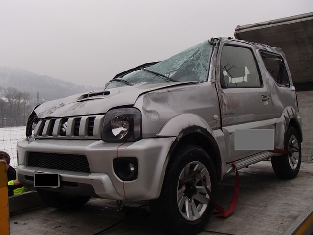 Auto mit eingedrückter Scheibe. Auto mit eingedrückter Scheibe.