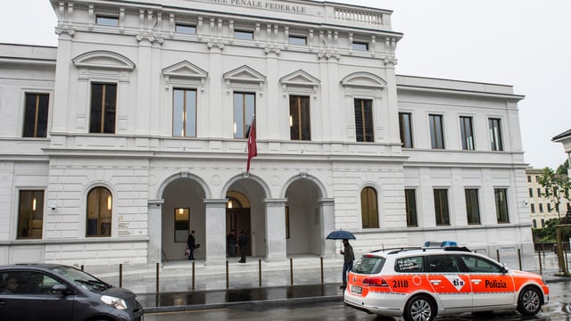 Aussenansicht des Bundesstrafgerichts in Bellinzona bei Regen. Ein Polizeiauto davor. Aussenansicht des Bundesstrafgerichts in Bellinzona bei Regen. Ein Polizeiauto davor.