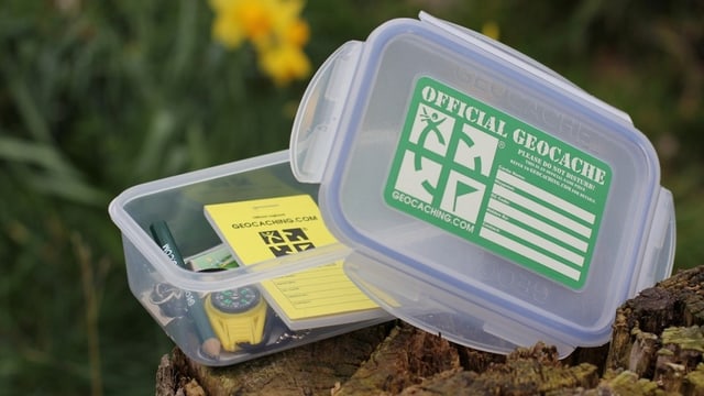 Ein Geocache. Ein wasserdichter Behälter. Darin hat es ein kleines Buch, in dem sich die Besucher eintragen können. Ein Geocache. Ein wasserdichter Behälter. Darin hat es ein kleines Buch, in dem sich die Besucher eintragen können.