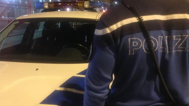 Ein Oltner Stadtpolizist vor einem Polizeiauto. Ein Oltner Stadtpolizist vor einem Polizeiauto.