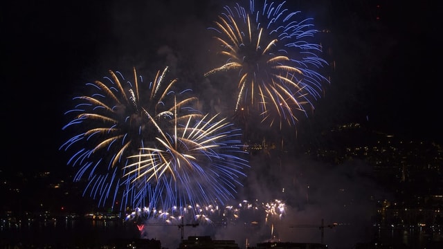 Ein farbenfrohes Feuerwerk am Züri Fäscht 2016. Ein farbenfrohes Feuerwerk am Züri Fäscht 2016.
