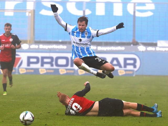 Richard Neudecker überspringt einen Spieler