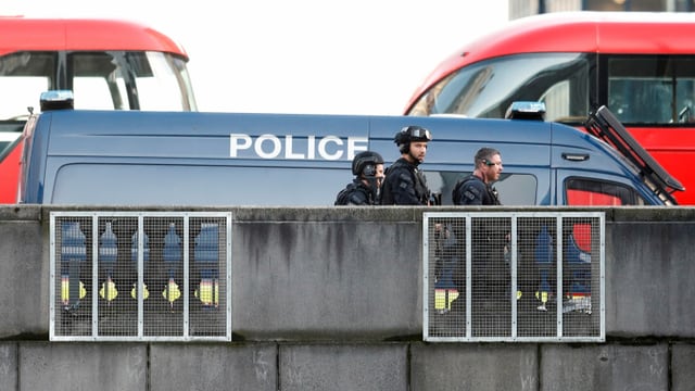 Polizisten auf der Brücke. Polizisten auf der Brücke.
