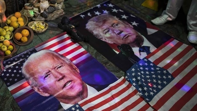 Flaggen mit Biden und Trump.