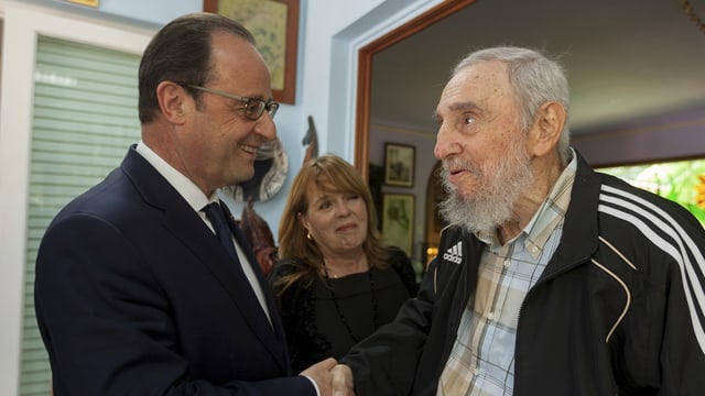 François Hollande und Fidel Castro schütteln sich die Hände. François Hollande und Fidel Castro schütteln sich die Hände.
