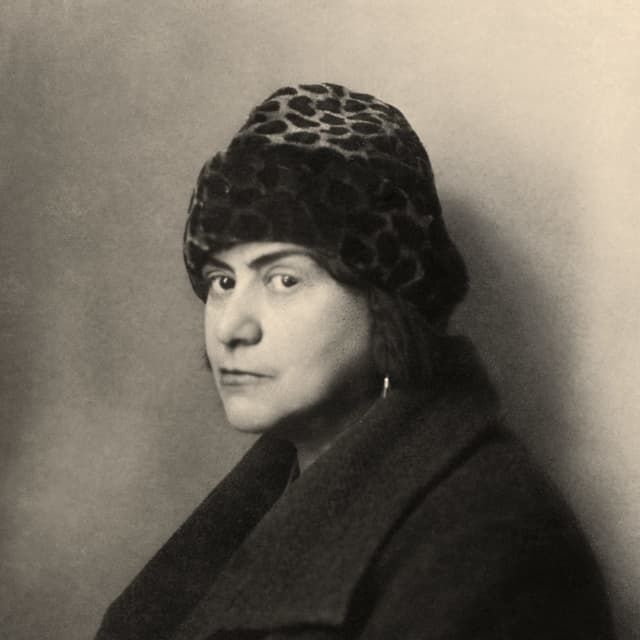 Schwarz-weiss Foto einer Frau mit Leoparden-Mütze. Schwarz-weiss Foto einer Frau mit Leoparden-Mütze.