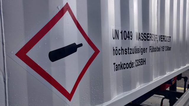 Warnhinweis auf weissem Container. Warnhinweis auf weissem Container.
