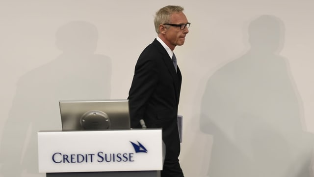 Rohner läuft von einem Rednerpult mit dem CS-Logo weg. Rohner läuft von einem Rednerpult mit dem CS-Logo weg.
