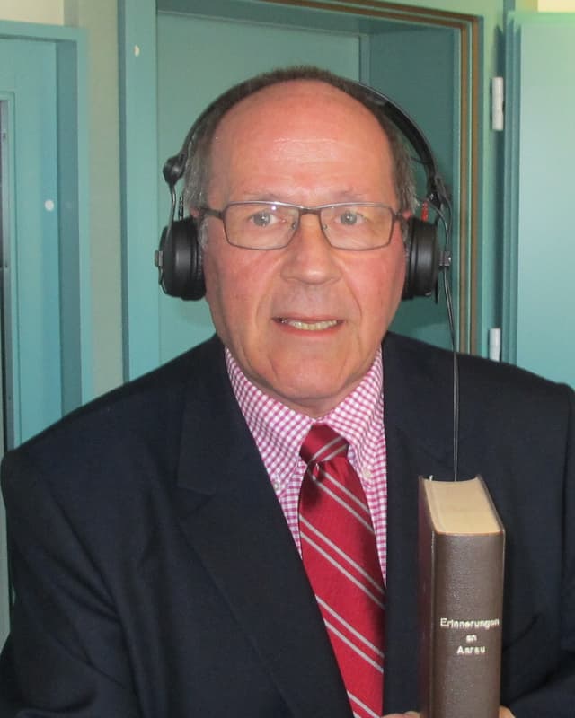 Peter W. Frey präsentiert ein Buch mit gesammelten Zeitungsartikeln, in denen das Regionaljournal erwähnt wird. Peter W. Frey präsentiert ein Buch mit gesammelten Zeitungsartikeln, in denen das Regionaljournal erwähnt wird.