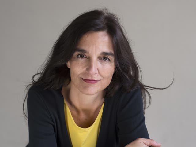 Poträt von Nicole Schroeder, die in die Kamera lächelt. Poträt von Nicole Schroeder, die in die Kamera lächelt.