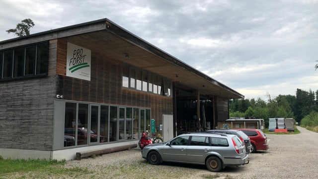 Das Betriebsgebäude von der Forstorganisation Pro Forst im Lengwiler-Wald Das Betriebsgebäude von der Forstorganisation Pro Forst im Lengwiler-Wald
