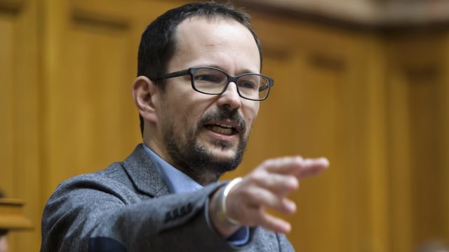 Mann vor Mikrofon. Mann vor Mikrofon.