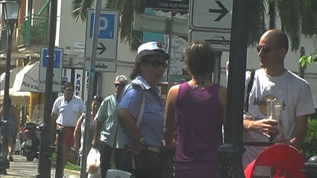 Ehepaar diskutiert mit einer italienischen Polizistin Ehepaar diskutiert mit einer italienischen Polizistin
