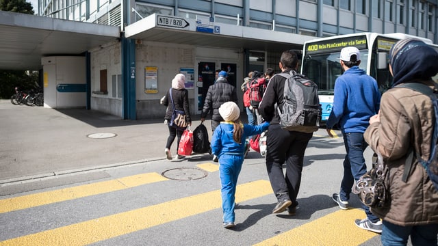 Menschen laufen über einen Fussgängerstreifen Menschen laufen über einen Fussgängerstreifen