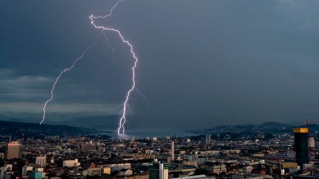Ein Blitz schlägt im Zürichsee ein. Ein Blitz schlägt im Zürichsee ein.