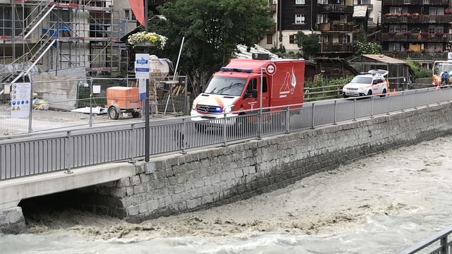 Feuerwehr- und Polizeiauto stehen am Fluss. Feuerwehr- und Polizeiauto stehen am Fluss.