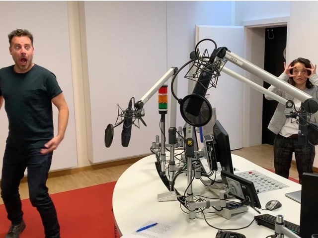 Tom Gisler (links) und Mona Vetsch (rechts) konnten ihren Augen ob der Archivperlen, die sie gefunden haben, nicht trauen. Tom Gisler (links) und Mona Vetsch (rechts) konnten ihren Augen ob der Archivperlen, die sie gefunden haben, nicht trauen.