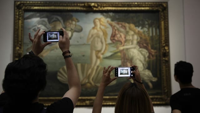 Menschen mit Handy vor der «Geburt der Venus» von Botticelli. Menschen mit Handy vor der «Geburt der Venus» von Botticelli.