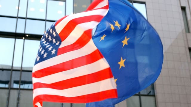 Symbolbild: Eine US- und eine EU-Fahne wehen im Wind. Symbolbild: Eine US- und eine EU-Fahne wehen im Wind.