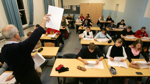 Lehrer vor einer Klasse. Lehrer vor einer Klasse.