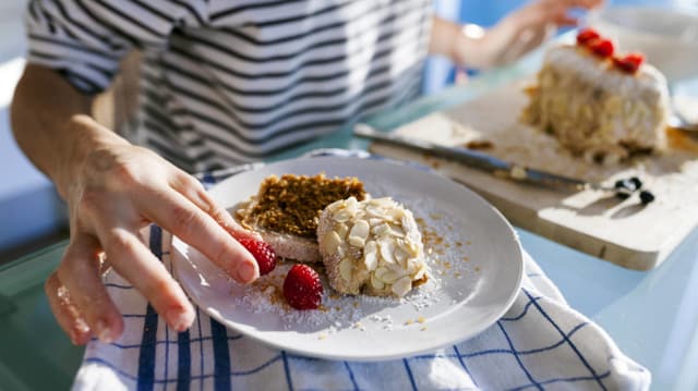 Frau schneidet Kuchen. Frau schneidet Kuchen.