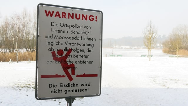 Schild am Ufer Schild am Ufer
