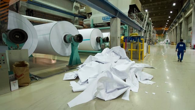 Papierrollen in einer grossen Halle. Papierrollen in einer grossen Halle.