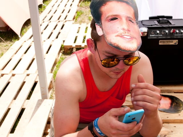 Bastian Baker am Handy.