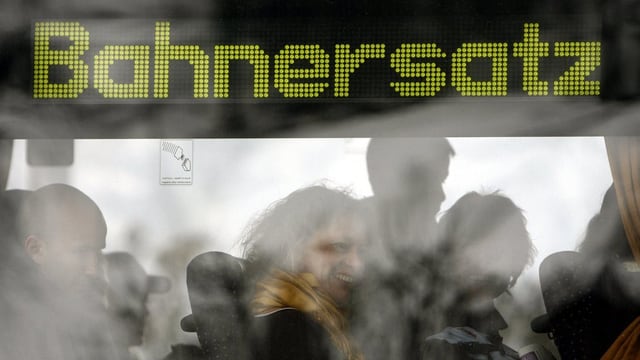 Postauto mit Aufrschrift Bahnersatz Postauto mit Aufrschrift Bahnersatz
