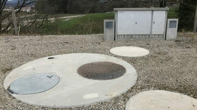 Runde Betonplatte mit Dohlendeckel. Runde Betonplatte mit Dohlendeckel.