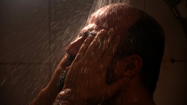 Ein Mann unter der Dusche. Ein Mann unter der Dusche.