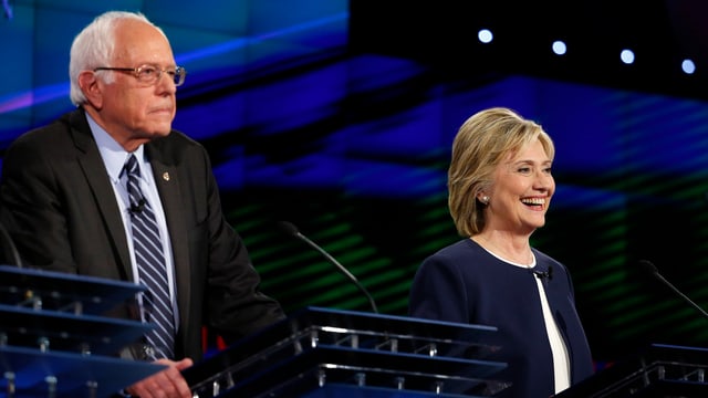 Hillary Clinton und Senator Bernie Sanders aus Vermont stellen sich auf CNN. Hillary Clinton und Senator Bernie Sanders aus Vermont stellen sich auf CNN.