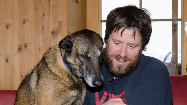 Matthias Schlatter und Hündin Chiabba nach getaner Arbeit in der Berghütte Matthias Schlatter und Hündin Chiabba nach getaner Arbeit in der Berghütte