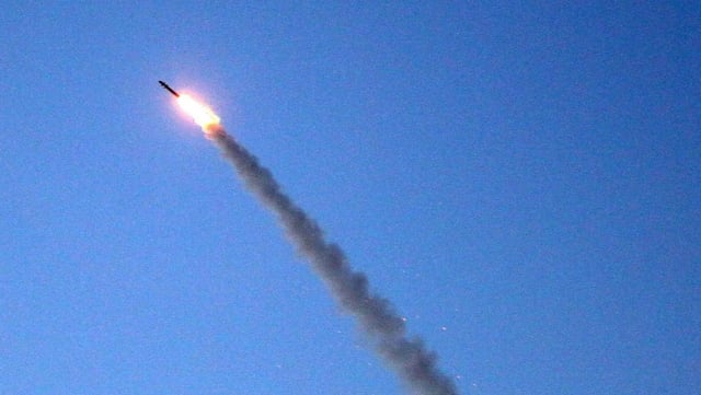 Rakete des israelischen Abwehrsystems Iron Dome vor blauem Himmel mit langer Rauchschwade. Rakete des israelischen Abwehrsystems Iron Dome vor blauem Himmel mit langer Rauchschwade.
