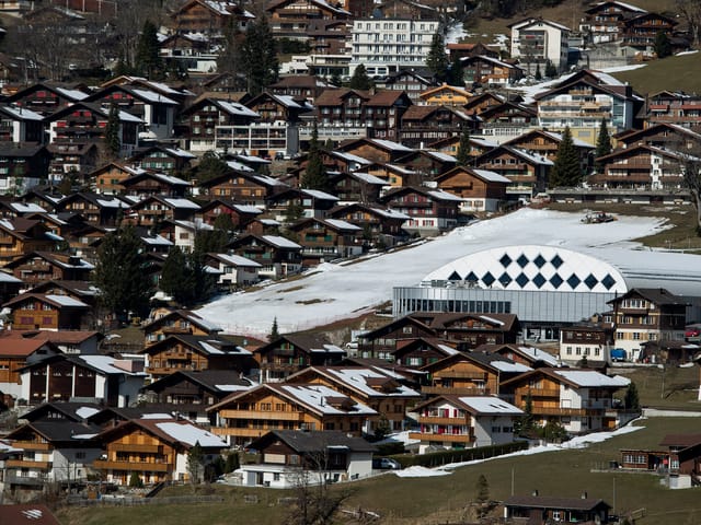 Viele Ferienhäuser an einem Hang in Adelboden (BE).