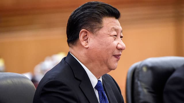 Chinas Staatspräsident Xi Jinping auf einem Sessel sitzend, seitliche Aufnahme Chinas Staatspräsident Xi Jinping auf einem Sessel sitzend, seitliche Aufnahme