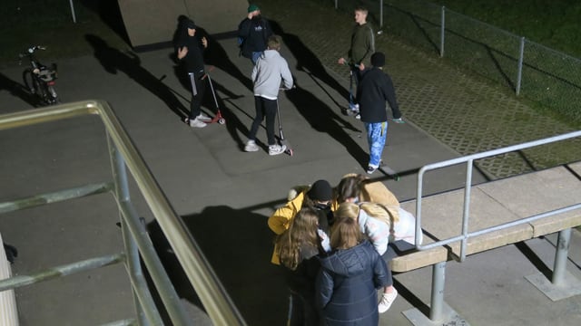 Schön getrennt: Eine Fünfergruppe mit Mädchen und eine Fünfergruppe mit Jungs auf dem Pausenplatz. Schön getrennt: Eine Fünfergruppe mit Mädchen und eine Fünfergruppe mit Jungs auf dem Pausenplatz.