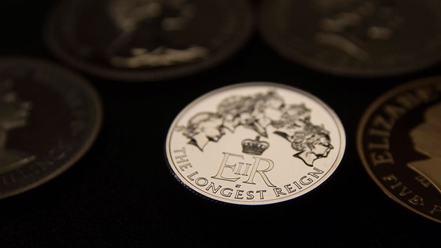 20-Pfund-Münze zur Queen. 20-Pfund-Münze zur Queen.