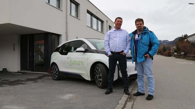 Stefan Herger il possesur da la chasa cun in cundrez fotovoltaic e Venanzi Pfister da la Riienergie. Stefan Herger il possesur da la chasa cun in cundrez fotovoltaic e Venanzi Pfister da la Riienergie.