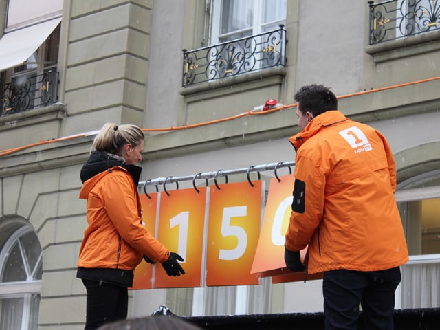 Sandra Schiess und Sven Epiney auf dem Münsterplatz.