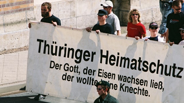 Demonstration Rechstradikaler mit eine Frau im Bild. Demonstration Rechstradikaler mit eine Frau im Bild.