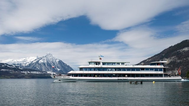 Das Motorschiff «Berner Oberland» unterwegs auf dem Thunersee Das Motorschiff «Berner Oberland» unterwegs auf dem Thunersee